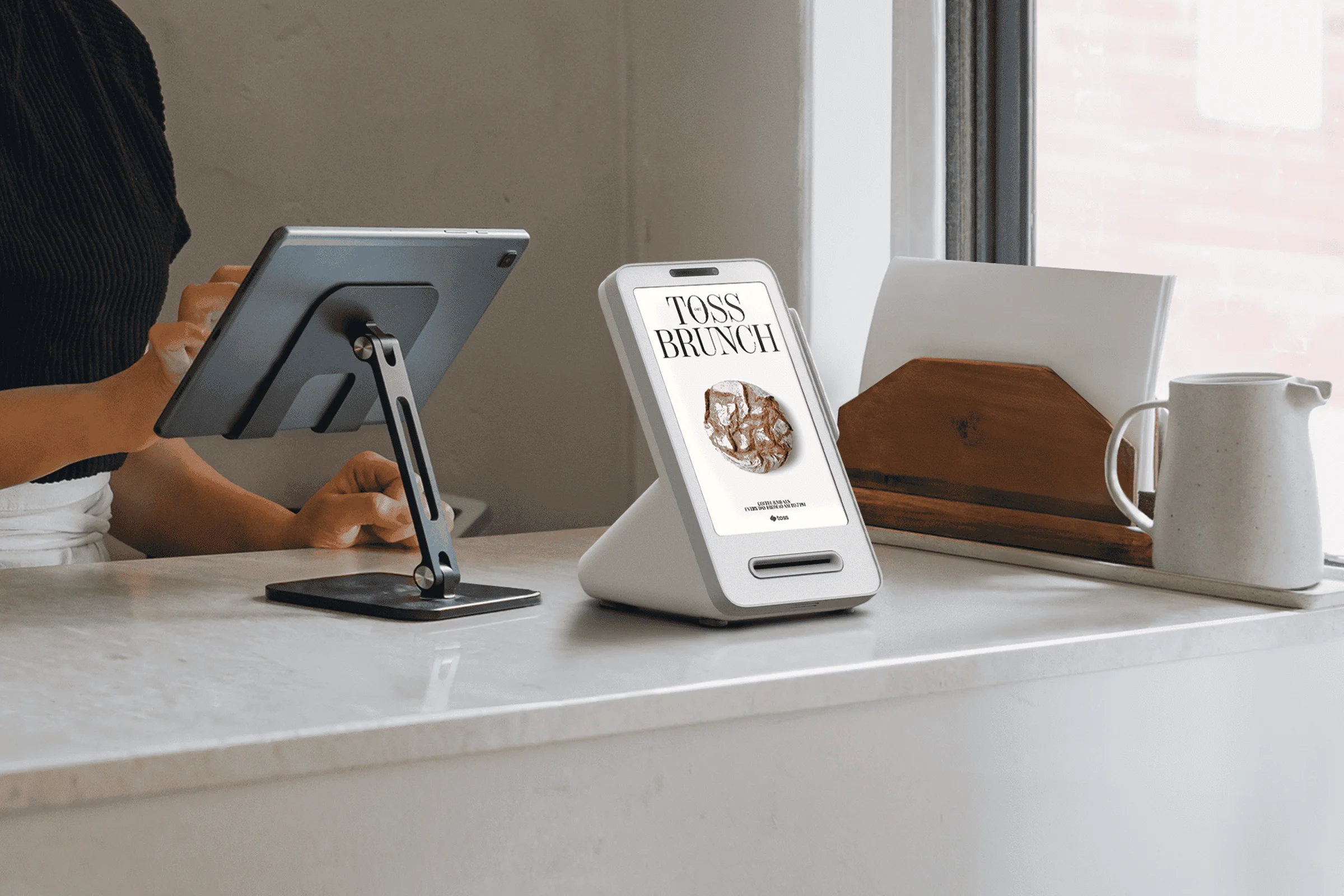 히어로 4 — 카드단말기 클로즈업